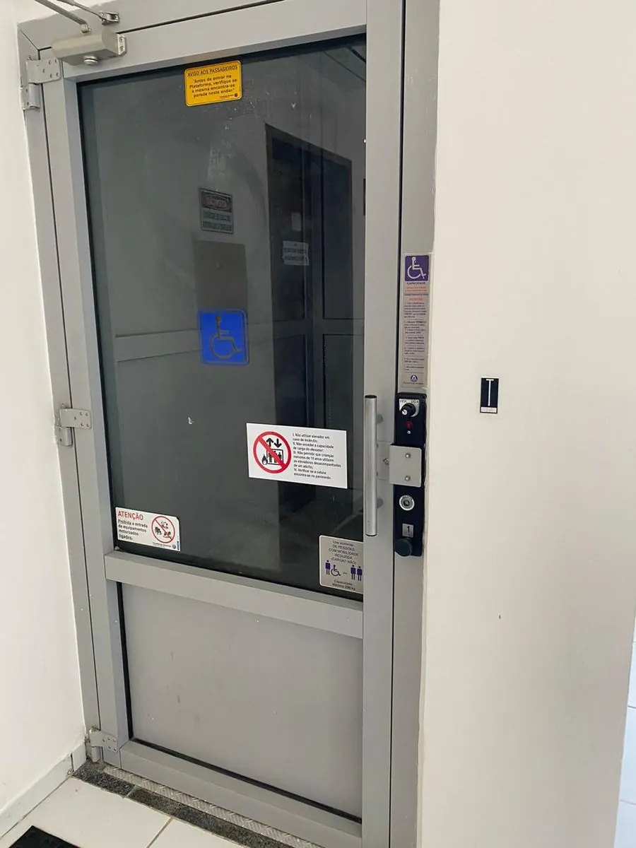 Porta de acesso no CIEE com placas de sinalização de emergência instaladas.